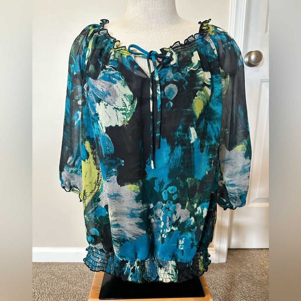 Women’s AGB blouse. Blue floral. Size M.